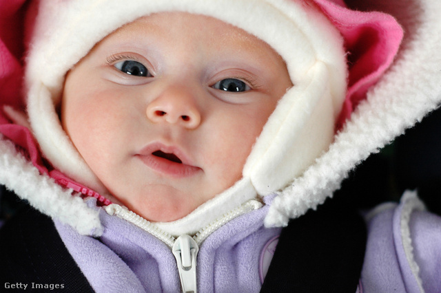 A csecsemők testében sokkal több a barna zsír, de még így is ajánlott melegen öltöztetni őket