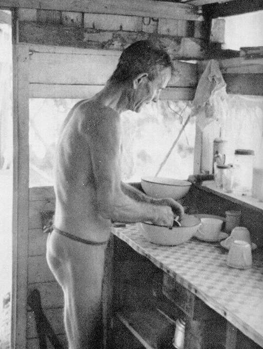 Tom Neale (1902–1977) a konyhájában a lakatlan szigeten
