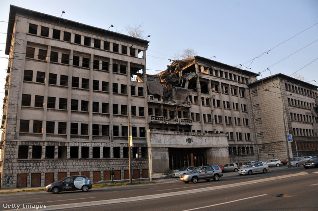 A jugoszláv védelmi minisztérium lebombázott épülete Belgrádban