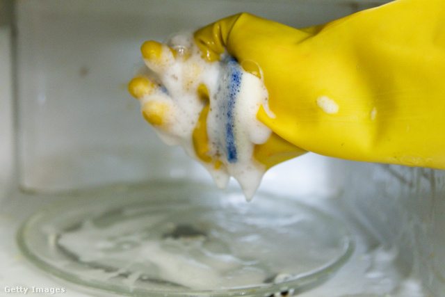 A túlzott nedvesség kerülendő a mikró tisztítása során