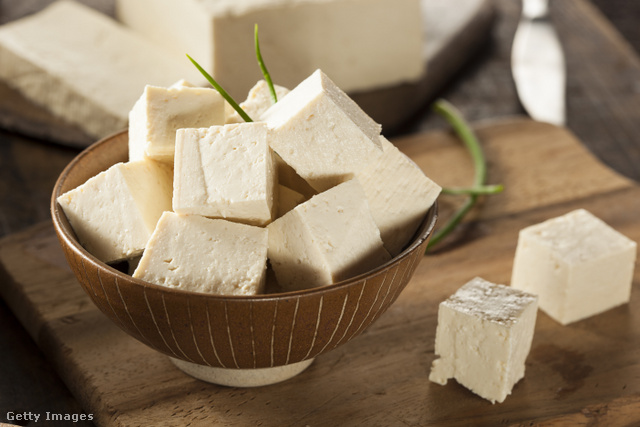 A tofu sok fehérjét, és más egészségvédő hatású tápanyagokat is tartalmaz