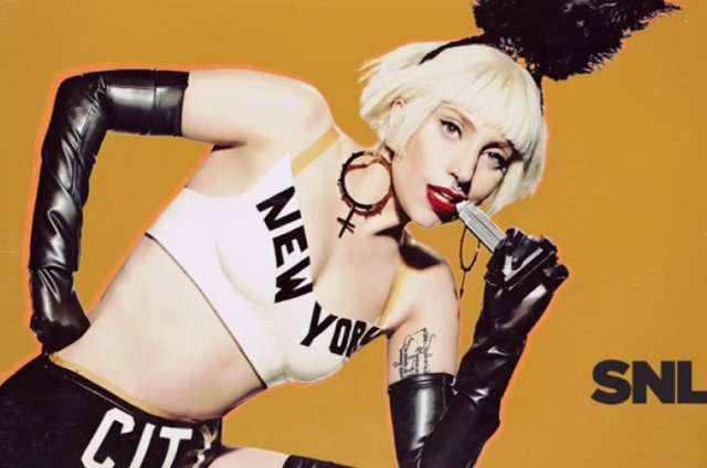 Lady Gaga a magyar tervező fülbevalójában pózol