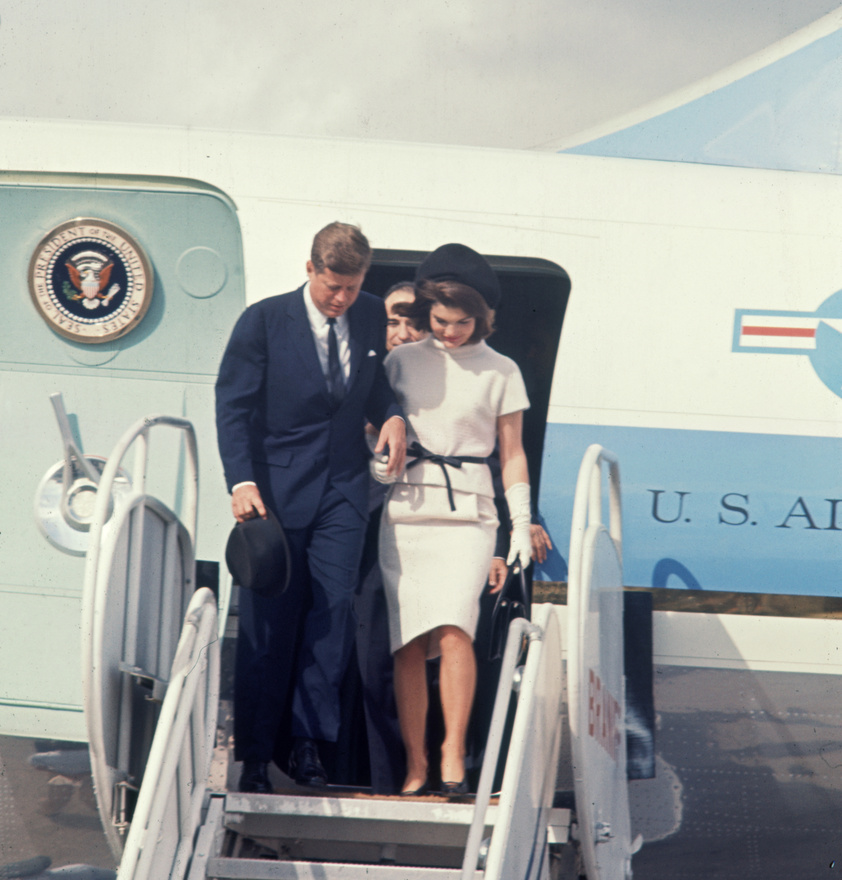 Kennedy és felesége november 21-én a texasi San Antonio reptéren.