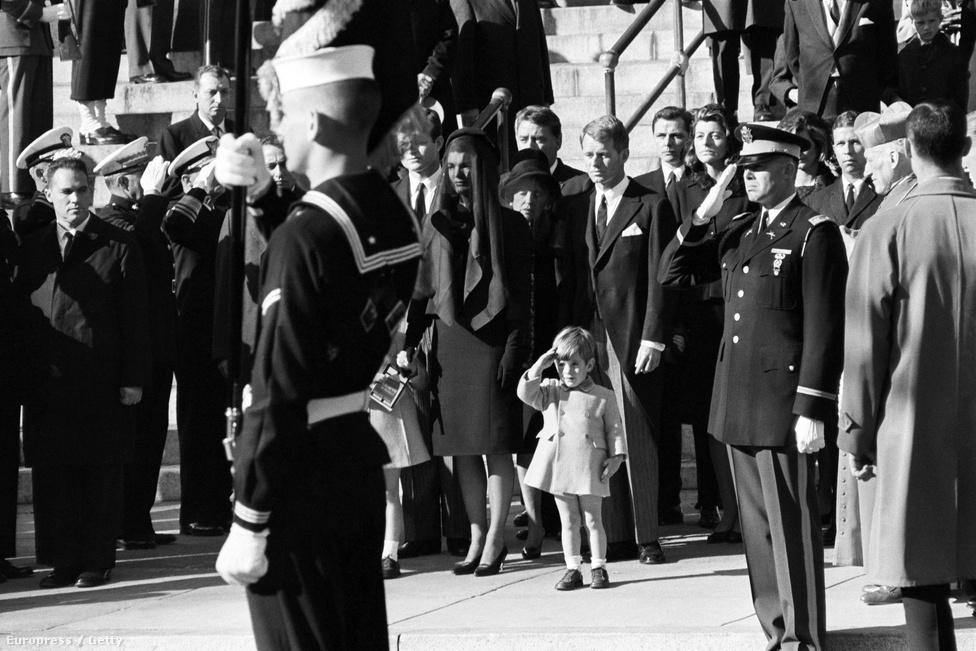 Sokan elismeréssel emlékeztek meg arról, milyen határozottan viselkedett Jacqueline Kennedy a merénylet után és férje temetése alatt. A legmeghatóbb felvétel mégis az volt, amikor a hároméves John F. Kennedy, Jr. katonai tisztelgéssel búcsúzott apjától.