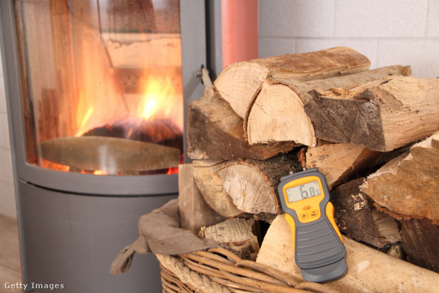 Egy nedvességmérő segítségével könnyedén ellenőrizheted, hogy kellően száraz-e fa
