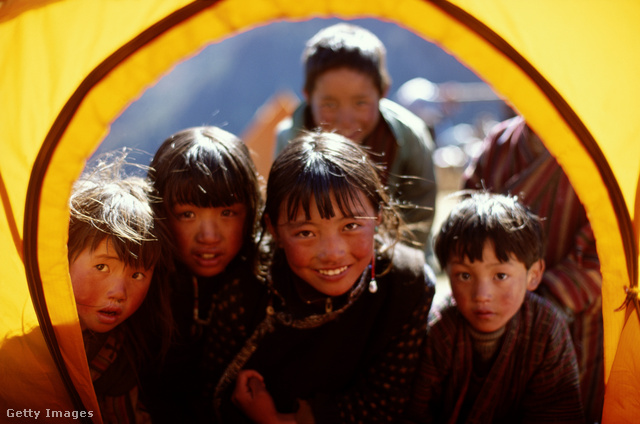 Bhutáni gyerekek szintén hagyományos öltözetben