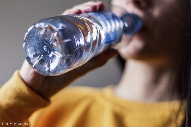 Ha palackozott vizet iszol, az kiváló mikroműanyag-forrás