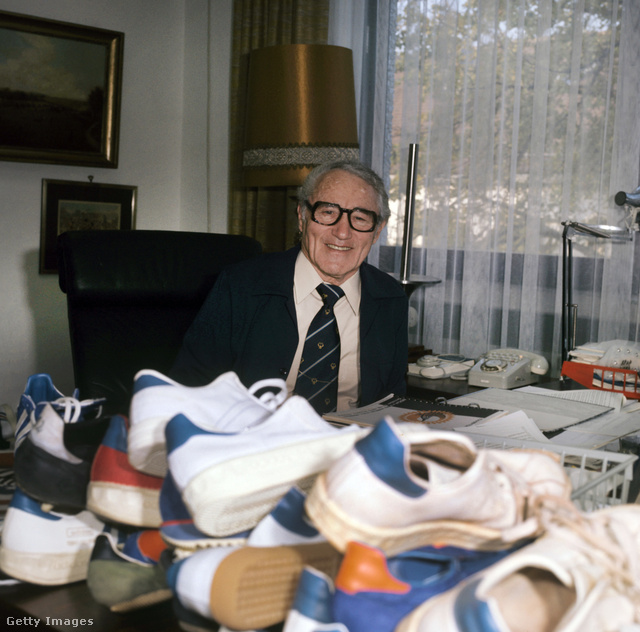 A német Adidas sportruházati cég alapítója, Adolf Dassler Herzogenaurachi irodájában 1975-ben
