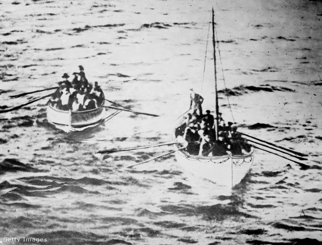 A Titanic túlélői tartanak a Carpathia felé