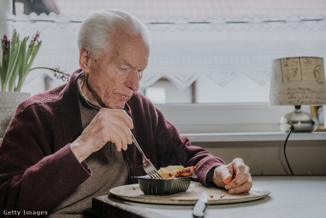 Étkezési problémákat okozhat a demencia.