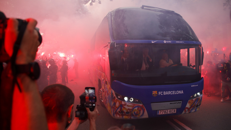 A Barcelona szurkolói véletlenül a&nbsp;saját csapatbuszukat dobálták meg