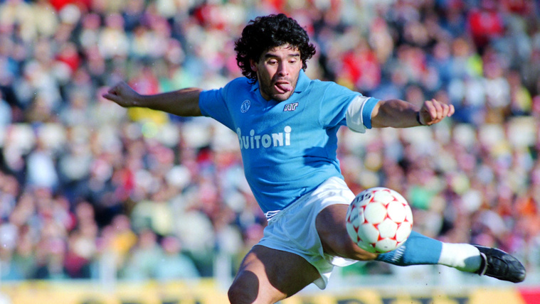 A 35 éves Maradona legszenzációsabb mutatványa, kikötött cipőfűzővel