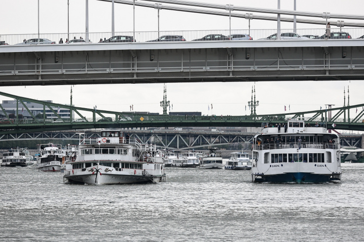 Ilyet sem látunk minden nap: hajókkal tüntettek Budapesten
