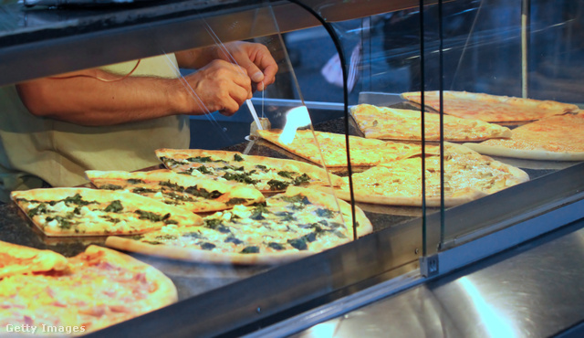 Véget érhet Milánóban az éjszakai pizzázás