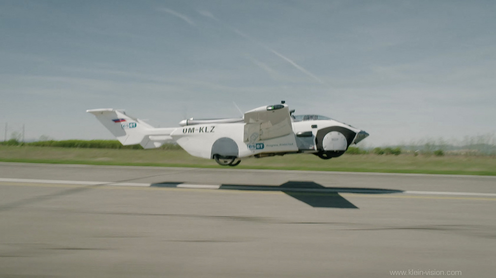Íme a működő szlovák repülő autó, ami egy világsztárral a fedélzetén szállt fel – videó