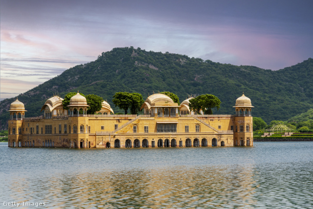 Indiában nem egy falu, hanem a Jal Mahal van a víz alatt