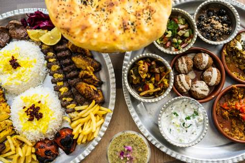 Faszenes nyársak, krémes mártogatósok és perzsa különlegességek – Megnéztük a Rumi Cafét