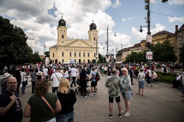 Fideszes fellegvárba szervezett anyák napi demonstrációt a&nbsp;Tisza Párt