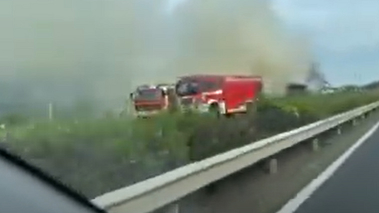Videón az M1-esen porig égett kamion