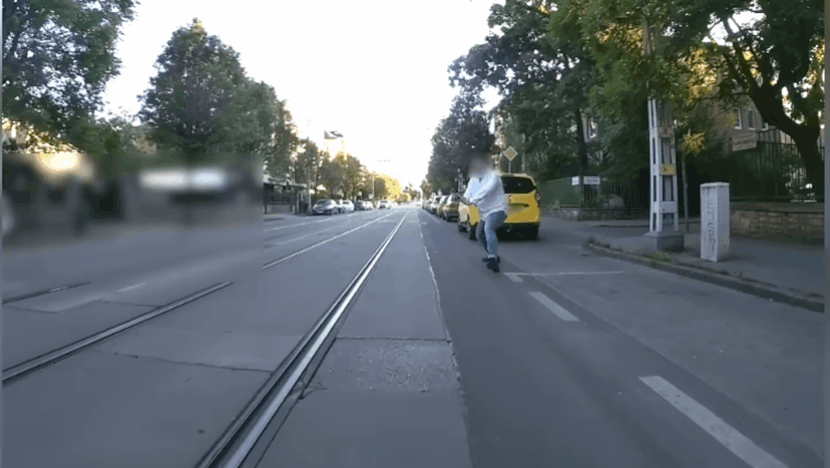 Kalapáccsal kényszerítette bocsánatkérésre a biciklist egy autós Budapesten
