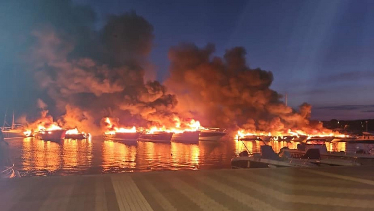 Hatalmas lángokkal égtek a hajók a magyarok egyik kedvenc üdülőhelyén