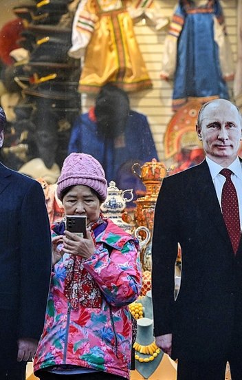 A háborúpárti Putyin is vadul csapja a szelet Hszi Csin-pingnek