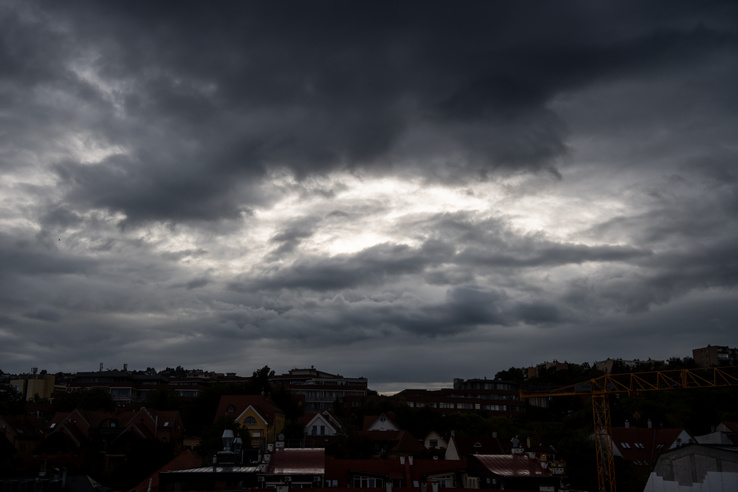 Dörgéssel, villámlással, széllökéssel csapott le Budapestre a vihar