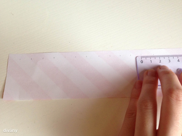 1,5 centiméterenként rovátkázza be a színes papírok hátoldalát.