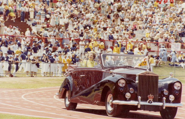 II. Erzsébet brit királynő még Ausztráliában is saját Rolls-Royce-ában ült
