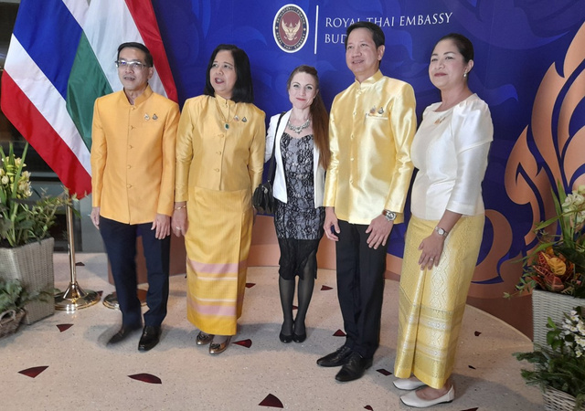 A király születésnapja nemzeti ünnep Thaiföldön, de világszerte nagyszabású fogadásokat tartanak az alkalomból a nagykövetségeik