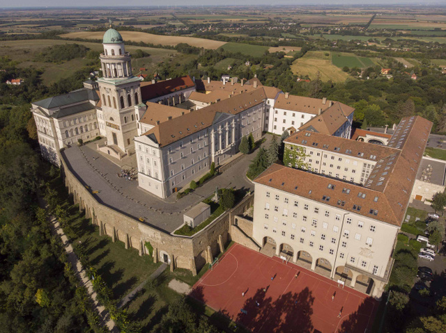 A Pannonhalmi Főapátság területén ma is negyvenfős szerzetesi közösség él, Magyarországon nincs még egy ilyen