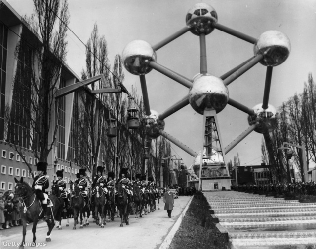A brüsszeli világkiállításon létesítették az utolsó emberi állatkertet, a képen látható Atomium közelében