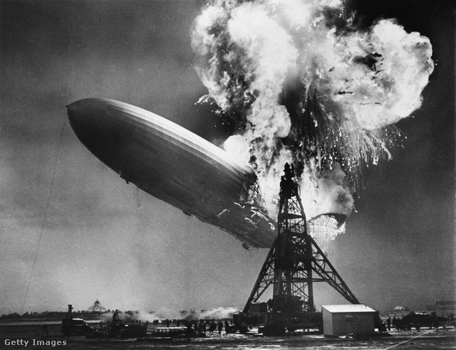 A légi katasztrófa során a Hindenburg kigyulladt, és teljesen kiégett