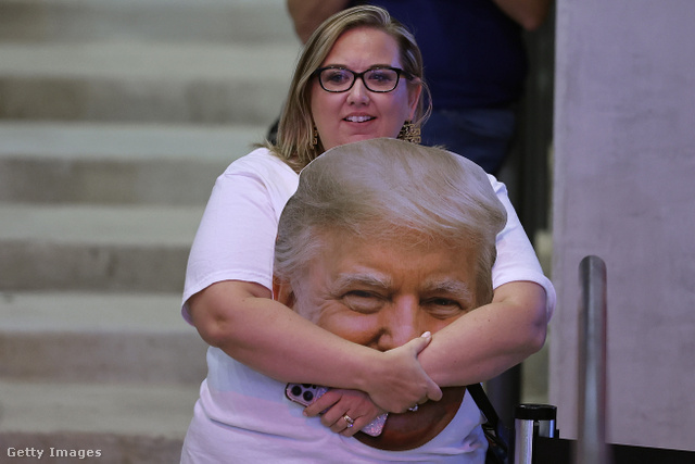 Trump szerint az emberek akarják, hogy ismét elnök legyen, és ez megoldható az alkotmányos tiltás ellenére is