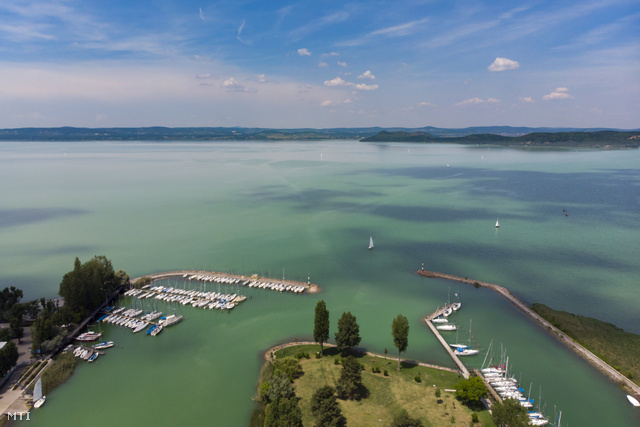 Egész évben fizetni kell egyes balatonföldvári utcákban a parkolásért