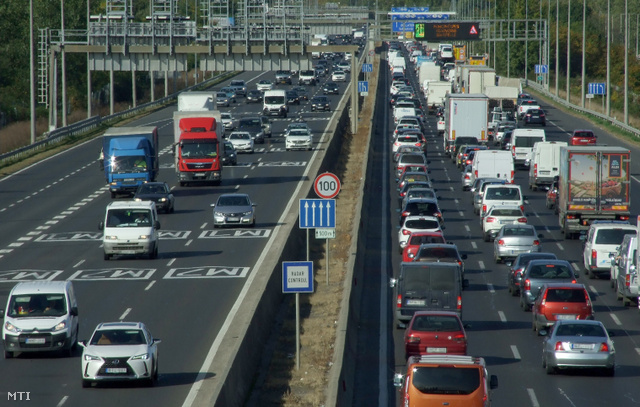 Több helyen is torlódásra kell számítani a hazai utakon ma délután