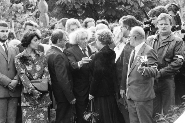 1989. június 16-án, Nagy Imre és mártírtársai újratemetésekor. Középen Faludy György költő és Nagy Erzsébet, Nagy Imre lánya