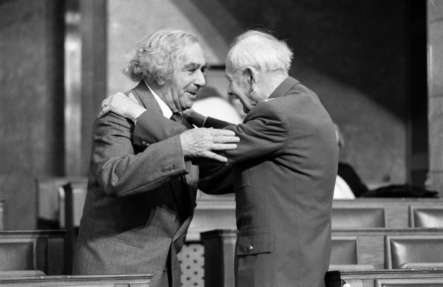 A Kossuth-díjas Faludy György 1990-ben a Parlamentben, Kéri Kálmán vezérezredes, politikus társaságában