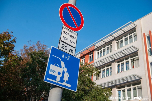 Ehhez hasonló táblákkal hétfőtől Solymáron és Pilisszentivánon is lehet találkozni – az átállást rendőrök segítik