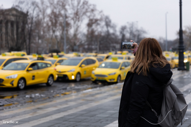 Az olaszoknál ilyet nem látni, ott csak alig néhány taxi jut a rengeteg utazni vágyóra