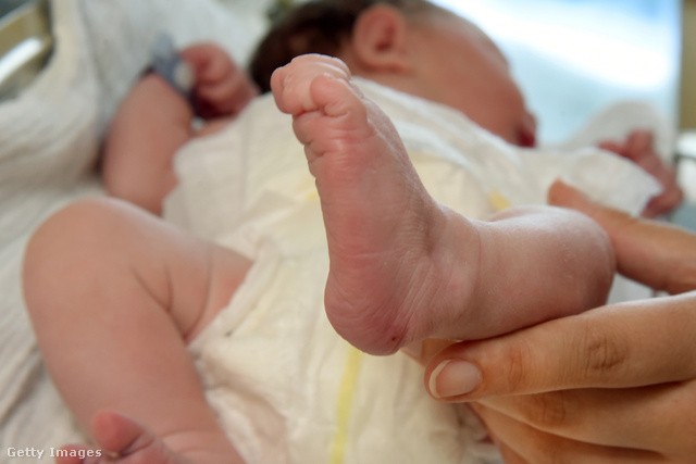 A kórházban hagyott gyerekeknél hosszú időbe telik, míg kialakul a kötődés az örökbefogadó szüleivel