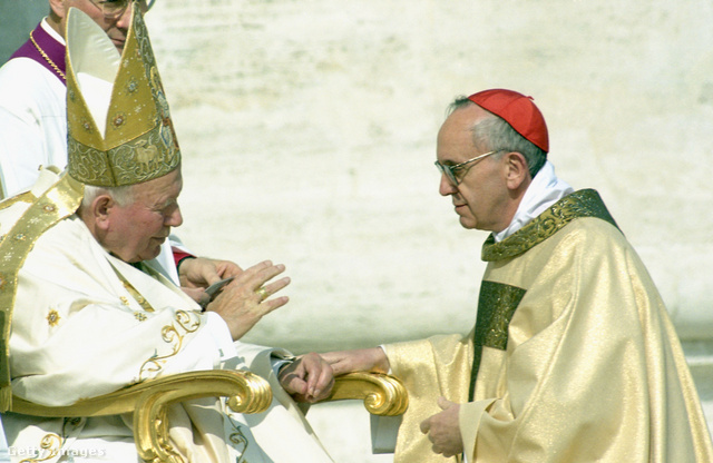 A Ferenc pápát bíborossá kinevező II. János Pál is szent már