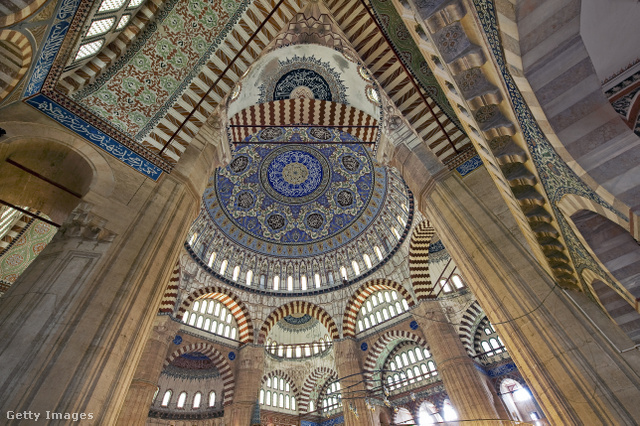 Az edirnei mecset kupoláinál csak az isztambuli Hagia Sophia kupolái nagyobbak