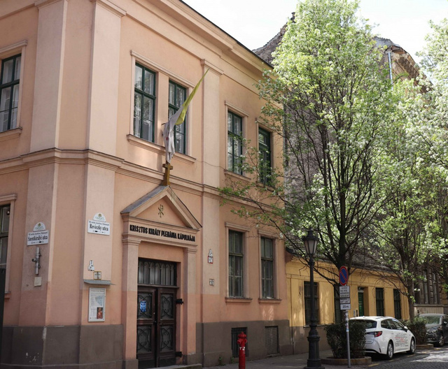 A Krisztus Király kápolna és plébánia egyszerű, puritán küllemű