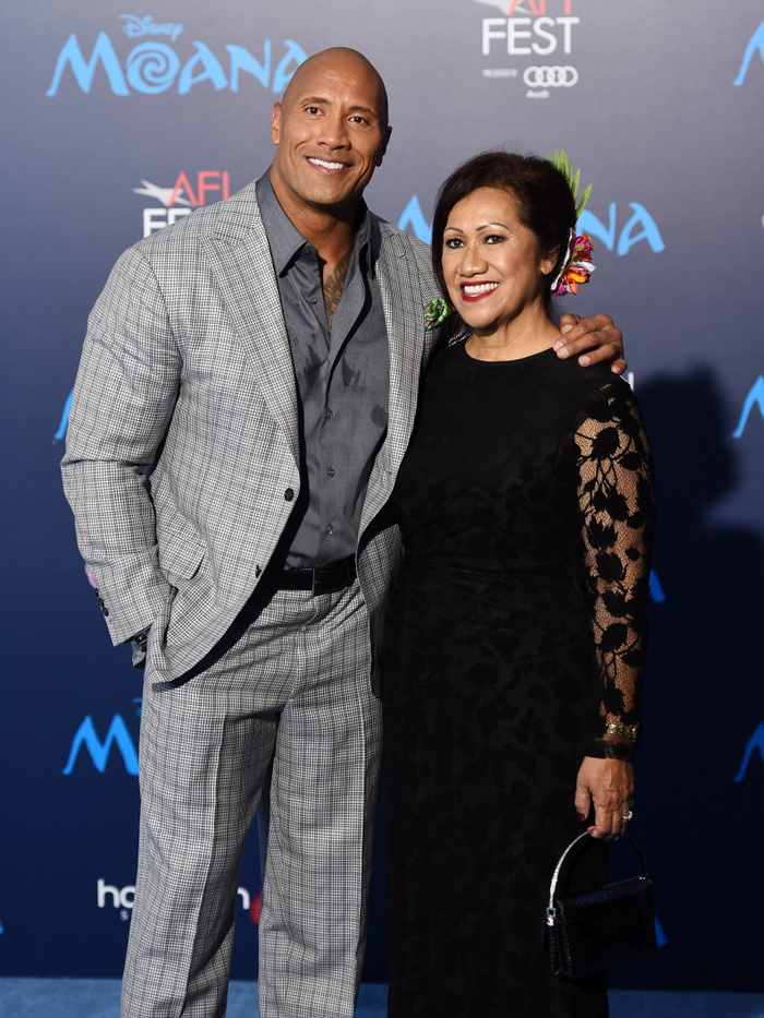 Dwayne Johnson 76 éves édesanyja remekül tartja magát