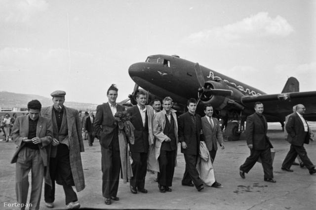 Így fogadták 1949-ben a szovjet vendégszereplésről hazaérkező Vasas labdarúgócsapatát a budaörsi reptéren