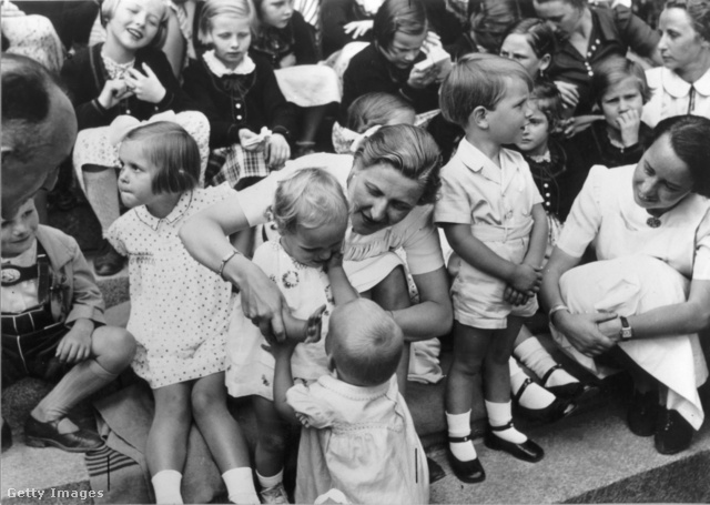 Magda Goebbels angyalinak tűnik ezen a képen is, mégis kegyetlenül végzett gyermekeivel