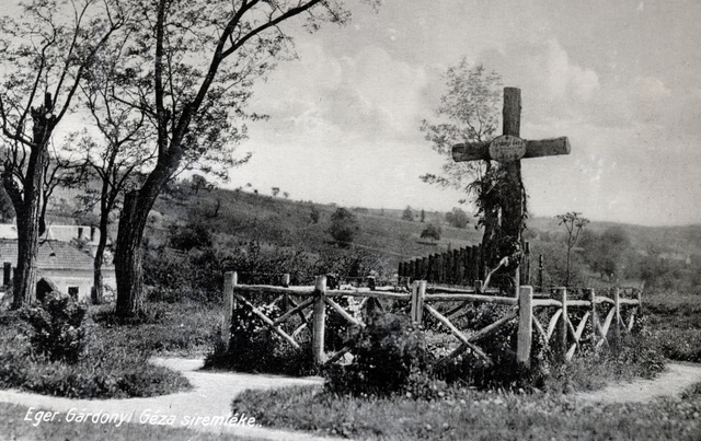 Az Egri csillagok szerzőjének, Gárdonyi Gézának sírja az egri várban: Csak a teste... (1931)