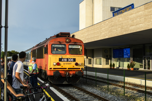 Nem lesz egyszerű tömegközlekedéssel eljutni a Balaton déli partjára ezen a hétvégén