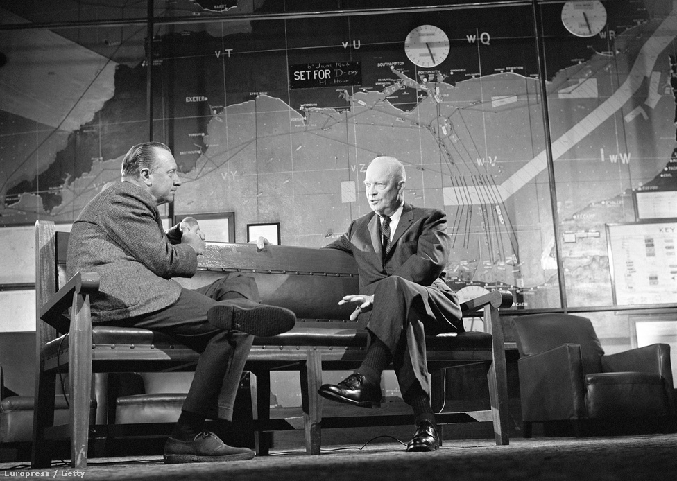 Walter Cronkite és Dwight D. Eisenhower, azelőtt a tábla előtt, amin a partraszállás hadműveleteit megtervezték